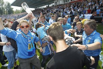 Jubel beim CFC und seinen Fans: An Bier bestand am Samstag kein Mangel. Das bekam auch Trainer Gerd Schädlich (r.)  zu spüren.