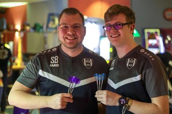 Himmelblauer Preis für Lila-Weiß: Zwei Fans des FC Erzgebirge Aue räumen Logenplätze für den Chemnitzer FC ab - Sebastian Braun (l.) und Florian Haase haben beim Dart-Turnier in Meerane viel Grund zur Freude gehabt.