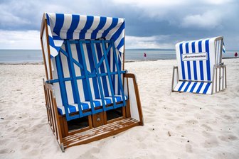 Himmelfahrt fällt vielerorts ins Wasser - Die Strandkörbe auf Rügen sind noch verschlossen.
