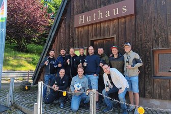 Himmelfahrt im Erzgebirge: Viel los für einen Feiertag auf der Abschussliste - Am Huthaus des Gnade Gottes Stollens bei Olbernhau schauten viele Besucher vorbei – so auch eine Wandertruppe aus Leubsdorf.