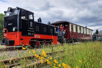 Himmelfahrt und Männertag im Erzgebirge: Zehn Tipps für Ausflüge zum Feiertag in Region - Bei der Museumsbahn Schönheide ist zu Himmelfahrt Dieseltag. Das heißt, die Diesellok wird vor die Ausflugswagen gespannt.