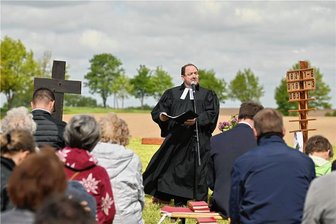Himmelfahrtstag bei Rochlitz: Gottesdienst auf der Wiese und Schalmeien auf dem Busplatz - Auf einer Wiese am Gutshof Friedemann in Zschoppelshain gestaltete Pfarrer Daniel Wüst einen Gottesdienst der evangelisch-lutherischen Kirchgemeinde Seelitzer Land. 