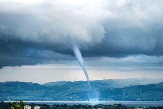 Himmels-Rüssel: Was tun bei Tornado-Gefahr? - Unberechenbare Naturgewalt: Tornados entstehen meist im Zusammenhang mit Gewittern und sind schwer vorherzusagen