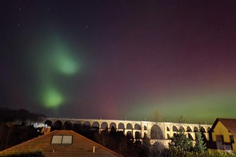 Himmelsspektakel im Vogtland: Nordlicht verzaubert Göltzschtalbrücke - 