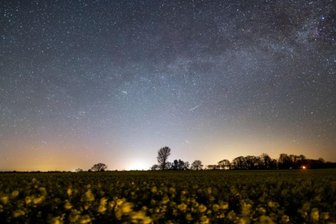 Himmelsspektakel über Sachsen: Jetzt kommen die Sternschnuppen-Nächte - Jedes Jahr im April durchquert die Erde Trümmer des Kometen C/1861 G1 Tatcher. Dabei treten Sternschnuppen, die Lyriden, am Nachthimmel auf.
