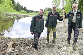 „Himmelsteiche“ sind jetzt ein Paradies für Amphibien im Vogtland - Matthias Gotte, im Forstbezirk Plauen verantwortlich für den Naturschutz, Timo Hartwig, Leiter des Forstreviers Tiefenbrunn, und Tim-Leon Reißig, Referendar im Forstbezirk (von links).