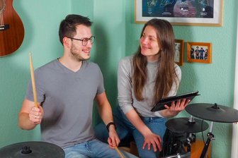 Himmlisch gute Musik: Nina-Maria Mixtacki über ihren Valentinstags-Gottesdienst, Musik und Tradition - Nina-Maria Mixtacki und Simon Fischer bei der Probe für den Coldplay-Gottesdienst.