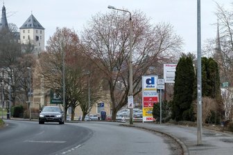 Hin und Her um Radwege-Markierung rund um die Göltzschtalbrücke - Die Reichenbacher Straße in Mylau soll zwischen dem Abzweig von der ehemaligen B 173 und der Hainstraße erst eine neue Straßendecke und dann Schutzstreifen für Radfahrer erhalten.