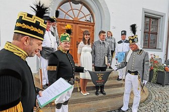 Hingucker auf dem Freiberger Obermarkt: Knappen und ein Brautpaar - Heiko Götze (l.) verliest die Glückwünsche der Knappschaft für das Brautpaar Annabelle und Tobias Patzig. Als Geschenk gab es ein speziell besticktes Arschleder, über das auch gesprungen wurde. 