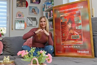 Hingucker, die hängen bleiben: Das geheime „Leben danach“ der Film- und Konzertplakate in Zwickau - Nancy Matthias aus Mosel präsentiert stolz das ergatterte Plakat von der Taylor-Swift-Release-Party im Kino „Astoria“. Fürs Foto hat sie es von der Wohnzimmerwand abgenommen.