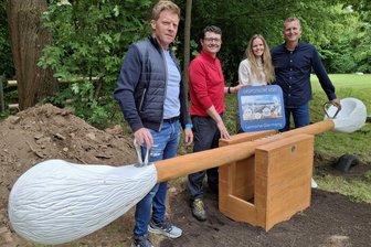 Hingucker in Oederan: Darum hat die Stadt jetzt ein Riesen-Wattestäbchen - Jens Weigand, Marco Metzler, Alexandra Veit und Sebastien Schaal (von links) zeigen die neue Wippe in Oederan.
