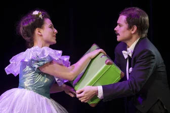 Hinreißende Erstaufführung von „Walzerparadies“: Annaberger Winterstein-Theater zeigt unentdeckten Straus - Szofia Szabo als Mitzi und Richard Glöckner als Poldi. Foto: Dirk Rückschloss/Winterstein-Theater