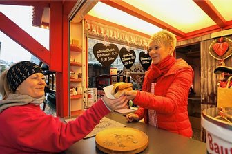 Hinter den Kulissen des Zwickauer Weihnachtsmarktes: Was eine Verkäuferin alles erlebt - Heike Gündel, seit 36 Jahren kaufmännische Verlagsangestellte bei der "Freien Presse" in Zwickau, arbeitete vier Wochen in einer Weihnachtsmarkt-Bude. Viele Leser kennen sie vom Lesertelefon oder aus der Redaktion.