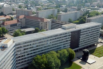 Hinter „Parteifalte“ in Chemnitz: Studenten sollen Ideen liefern - Das Areal hinter dem Behördenkomplex an der Brückenstraße wird primär als Parkplatz genutzt.