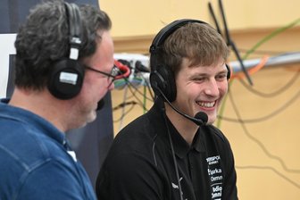 Hinter statt vor der Kamera: Chemnitzer Dreisprungass muss für Hallensaison passen - Dreispringer Max Heß musste für das Chemnitzer Meeting verletzt passen, der Lokalmatador hatte als Experte im MDR-Livestream aber trotzdem Spaß.