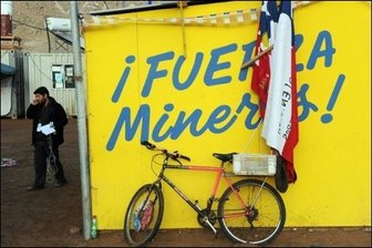 HINTERGRUND: Nach Rückkehr aus Stollen drohen neue Gefahren - "Haltet durch, Bergleute!" steht an der Mine in San José, in der 33 Bergleute seit zehn Wochen eingeschlossen sind. Nach Meinung von Psychologen wird es das "alte Leben" für die Kumpel künftig nicht mehr geben.