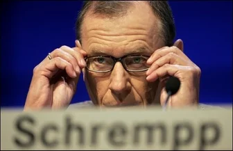 HINTERGRUND: Prominente Opfer von Dienstwagen-Klau - Zumindest ein Trost bleibt Ulla Schmidt: Mit ihrer gestohlenen Dienstlimousine befindet sich die SPD-Bundesgesundheitsministerin in guter Gesellschaft. Ex-Daimler-Chrysler-Chef Jürgen Schrempp wurde einst sein hunderttausende Euro teurer gepanzerter Mercedes mit einem Transporter weggeschafft.