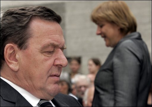 HINTERGRUND: Schröders SPD-Aufholjagd 2005 - Die Schlappe bei der Europawahl hat die SPD kalt erwischt, nun müssen die Genossen ohne den erhofften Auftrieb in den Wahlkampfsommer gehen. 2005 hatten die Sozialdemokraten dank Kanzler Gerhard Schörder (l.) kurz vor der Bundestagswahl noch einmal viel Boden gut gemacht.