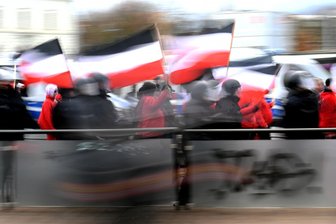 Hintergrund zu Neonazi-Verbindungen eines Zwickauer AfD-Stadtrats: Was wollte die verbotene Gruppe „Nordadler“? - Teilnehmer einer Neonazi-Demonstration werden von der Polizei begleitet.
