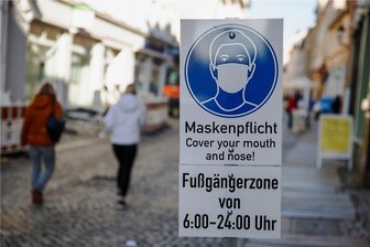 Hinweisschild auf Maskenpflicht geklaut - Annaberg-Buchholz verzichtet auf Ersatz - An einem Ende der Fußgängerzone Buchholzer Straße in Annaberg steht der Hinweis auf die Maskenpflicht noch, am "Erzhammer" wurde das Schild gestohlen. Kontrollen der Maskenpflicht gab es in dem Bereich noch keine.
