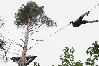 Hiobsbotschaft an der Talsperre Pöhl: Kletterwald muss bis auf Weiteres schließen - Am Mittwoch haben die vorerst letzten Besucher den Kletterwald Pöhl nutzen können, jetzt ist Schluss. Nach Holzbruch bauen die Betreiber alles ab, prüfen die Bäume und legen neue Familien-Parcours an.