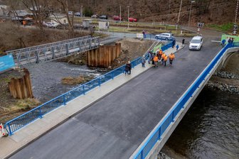 Hiobsbotschaft für Anwohner und Wanderer: Elsterbrücke in Barthmühle schon wieder monatelang gesperrt - „Ich war selbst ein bisschen schockiert“ - Erst im Dezember 2024 war die neue Elsterbrücke im Pöhler Ortsteil Barthmühle eröffnet worden.