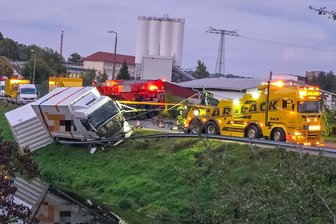 Hiobsbotschaft für Autofahrer in Plauen: Holbeinstraße bleibt nach Lkw-Unfall noch tagelang gesperrt - Die Bergungsarbeiten dauerten bis in die Nacht.