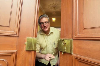 Hiobsbotschaft nur einen Monat vor Eröffnung der „Fabrik der Fäden“: Stadt Plauen sucht neuen Museumsdirektor - Stets gut gelaunt, gewährte Martin Salesch gern Einblicke in „sein“ Vogtlandmuseum an der Nobelstraße. Künftig wird er dort zwar nicht mehr der Hausherr, aber dennoch als Mitarbeiter tätig sein.