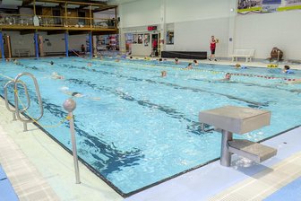 Hiobsbotschaft: Schwimmhalle im Erzgebirge geschlossen - Die Schwimmhalle „Atlantis“ muss wegen Reparaturarbeiten länger geschlossen bleiben.