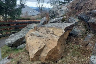 Hiobsbotschaft um beliebten Aussichtsfelsen im Vogtland - Mitte März 2024 war es am Alten Söll in Schöneck zu einem Felssturz gekommen.