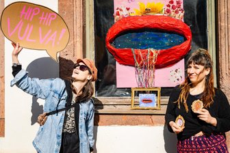 „Hip hip Vulva“: Feministische Aktionswoche „Reizend“ in Rochlitz gestartet - Julia Krück und Liselle Bardoni inszenieren weibliche Lippen überlebensgroß.