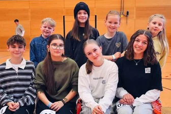 Hip-Hop-Tänzer der TSG Rubin Zwickauer überzeugen bei zwei Meisterschaften - Anika Gehrisch (vorn 2. von rechts) holte sich zum achten Mal in Folge den Ostdeutschen Meistertitel.
