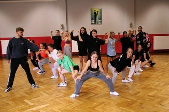 Hip-Hop-Tänzerinnen bringen sich in WM-Form - Als Gast-Trainer unterstützten Moritz Beer und Feriz Sula die Zwickauer WM-Teams, hier die Gruppe CandyBlast.
