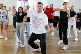 Hip-Hop-Weltmeister gibt Tänzerinnen in Gornau viele Tipps - Mit seinen Tanzbewegungen riss Hip-Hop-Tänzer Dominik Heinrich die Teilnehmerinnen des Workshops in Gornau sofort mit.