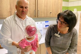 Hirnschäden bei Babys durch Schütteln: „Es gibt nach der Geburt immer Phasen, in denen Eltern verzweifelt sind“ - Dr. Jirí Pomyje, Chefarzt der Frauenklinik im Klinikum Obergöltzsch in Rodewisch, und Hebamme Antje Kovacs testen zum ersten Mal eine Schüttelpuppe, die Hirnschäden bei Babys anschaulich macht - verursacht durch zu starkes Schütteln.