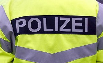 Hirsch mit Warnweste versetzt Frau Huftritte - 