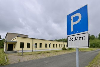 Hirschfeld: Altes Zollgebäude soll versteigert werden - Das ehemalige Zollamt in Hirschfeld soll versteigert werden.