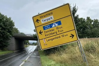 Hirschfeld: Ein Verkehrszeichen, zwei Wegweiser und ein Leitpfosten bei Unfall beschädigt - Einer der beschädigten Wegweiser.