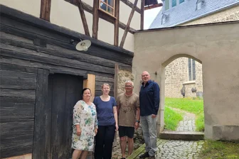 Hirschfeld: Kleine Kirche lockt Weltstars an - Andrea Hirsch, Pfarrerin Nicole Bärwald-Wohlfarth, Sven Hirsch und Vereinschef Achmed Neef (v. l.) vor der sanierten Festscheune.