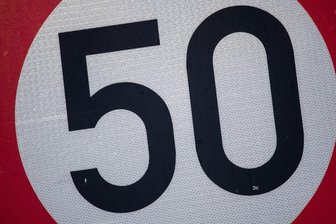 Hirschfeld: Verkehrsschild heimlich geändert - Aus Tempo 50 machten Unbekannte in Hirschfeld Tempo 70.