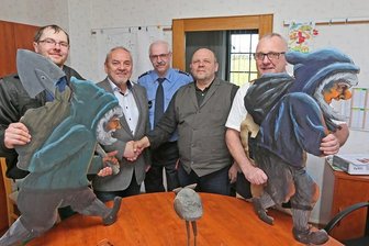 Hirschfeld: Wahrzeichen findet sich wieder - Am Mittwoch bekam Hirschfelds Bürgermeister Rainer Pampel (2.v.l.) die Niedercrinitzer Quarksteinzwerge zurück.