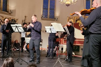 Hirschfelder Kirche: Künstler werden für Konzertreihe jeweils nur einmal eingeladen - Der Soloklarinettist Georg Arzberger ist gemeinsam mit dem Festspielorchester Camerata Vitilo aufgetreten.