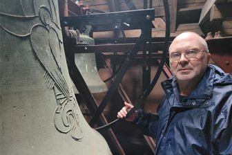 Hirschfelder Kirchenglocken sollten dem Klassenfeind schaden - Ahmed Neef vor dem neuen Glockenantrieb für die vier Glocken der Hirschfelder Kirche.