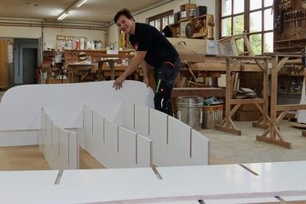 Hirschfelder Tischlerei geht auch neue Wege - Tischlerin Konstanze Beyse steckt eines der formbaren Regale zusammen. Diese Möbelstücke kommen ohne Schrauben aus - nur an der Wand müssen sie befestigt werden. 