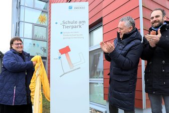 Hirschfelds Förderschule heißt jetzt offiziell „Schule am Tierpark“ - Schulleiterin Katja Eitler, Landrat Carsten Michaelis (Mi.), Marcus von Salisch (Zwickauer Landesamts für Schule).