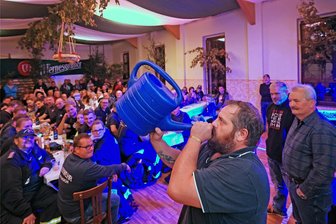 Hirschgeräusche mit der Plastik-Gießkanne: So lief die verrückte Premiere der Brunftruf-Meisterschaft im Vogtland - Alexander Paul versuchte sein Glück mit der Plaste-Gießkanne. Der spätere Sieger Horst Schädlich (rechts) und Alexander Popp (2.v.rechts) schauten ihm gespannt über die Schulter.