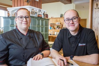 Hirtsteinbaude statt Hilton-Hotel: Paar übernimmt Herberge im Erzgebirge - Die neuen Pächter der Hirtsteinbaude in Satzung: Jenny Neumann und David Reuther.