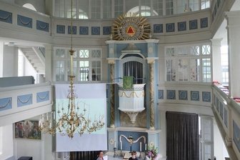 Historie der Kirche im Mittelpunkt - Blick in die Gornsdorfer Kirche. Sie wurde nach einer Bauzeit von zwei Jahren am 22. September 1822 eingeweiht. 