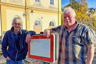 Historie: Große Pläne für Erzgebirgstrasse - Jan Martásek (links) und Uwe Schulze sind leidenschaftliche Eisenbahner und zugleich Verkehrschronisten. Sie tragen seit Jahren Geschehnisse rund um das Verkehrsgeschehen im Erzgebirge auf beiden Seiten der Grenze zusammen. Regelmäßig ist der frühere Grenzbahnhof Weipert auch Startpunkt gemeinschaftlicher Exkursionen. 