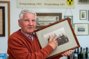 Historie von Stern-Radio neu erzählt - Hobbyhistoriker Wolfgang Richter befasst sich nicht nur mit Rochlitzer Geschichtsthemen. Er besitzt ein altes Familienfoto, auf dem auch sein Großvater abgebildet ist, der an der Spanischen Grippe starb.
